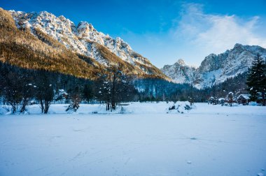 Kranjska Gora 'daki kış yansımaları ve peri masallarındaki evler. Slovenya