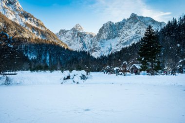 Kranjska Gora 'daki kış yansımaları ve peri masallarındaki evler. Slovenya