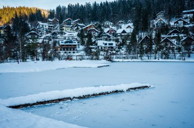 Kranjska Gora 'daki kış yansımaları ve peri masallarındaki evler. Slovenya