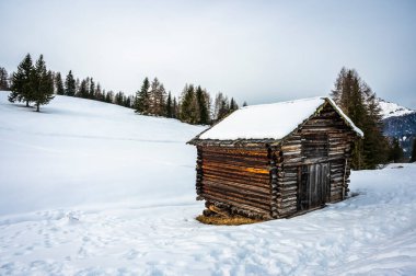 Karlı La Val, Alta Val Badia, Güney Tyrol manzaralı bir sahne. İtalya