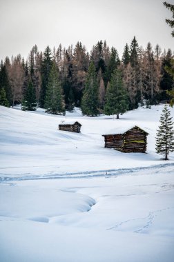 Karlı La Val, Alta Val Badia, Güney Tyrol manzaralı bir sahne. İtalya