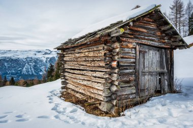 Karlı La Val, Alta Val Badia, Güney Tyrol manzaralı bir sahne. İtalya