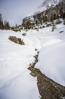 Karlı La Val, Alta Val Badia, Güney Tyrol manzaralı bir sahne. İtalya