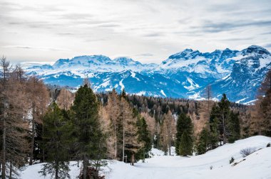 Karlı La Val, Alta Val Badia, Güney Tyrol manzaralı bir sahne. İtalya