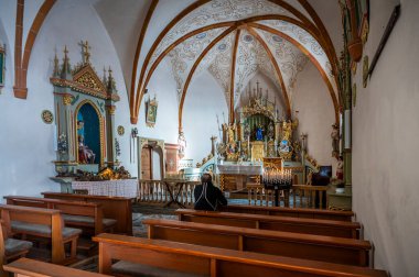 Dolomitlerle çevrili La Val köyündeki kilisenin içinde.