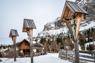 Karlı La Val, Alta Val Badia, Güney Tyrol manzaralı bir sahne. İtalya