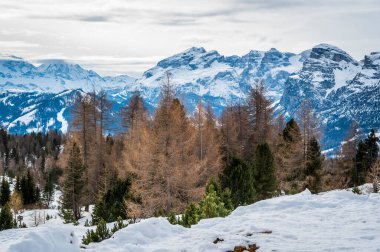 Karlı La Val, Alta Val Badia, Güney Tyrol manzaralı bir sahne. İtalya