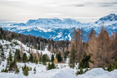 Karlı La Val, Alta Val Badia, Güney Tyrol manzaralı bir sahne. İtalya