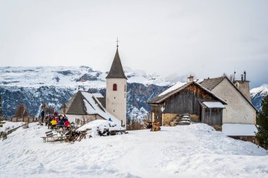 Karlı La Val, Alta Val Badia, Güney Tyrol manzaralı bir sahne. İtalya
