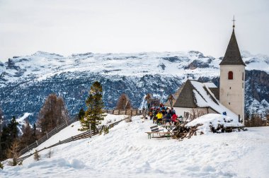 Karlı La Val, Alta Val Badia, Güney Tyrol manzaralı bir sahne. İtalya