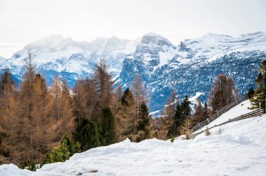 Karlı La Val, Alta Val Badia, Güney Tyrol manzaralı bir sahne. İtalya