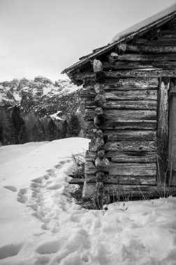 Karlı La Val, Alta Val Badia, Güney Tyrol manzaralı bir sahne. İtalya