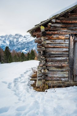 Karlı La Val, Alta Val Badia, Güney Tyrol manzaralı bir sahne. İtalya