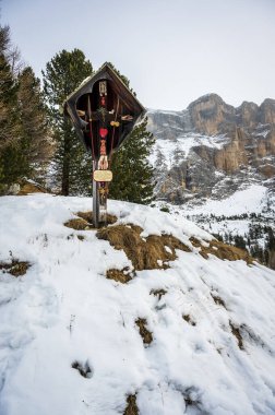 Karlı La Val, Alta Val Badia, Güney Tyrol manzaralı bir sahne. İtalya
