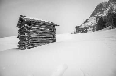 Karlı La Val, Alta Val Badia, Güney Tyrol manzaralı bir sahne. İtalya
