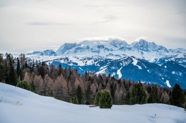 Karlı La Val, Alta Val Badia, Güney Tyrol manzaralı bir sahne. İtalya