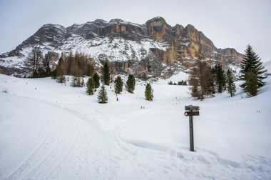 Karlı La Val, Alta Val Badia, Güney Tyrol manzaralı bir sahne. İtalya