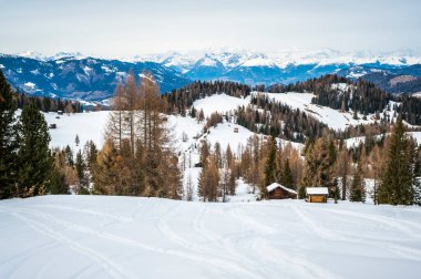 Karlı La Val, Alta Val Badia, Güney Tyrol manzaralı bir sahne. İtalya