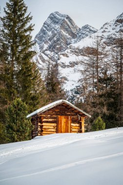 Karlı La Val, Alta Val Badia, Güney Tyrol manzaralı bir sahne. İtalya