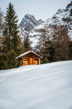 Karlı La Val, Alta Val Badia, Güney Tyrol manzaralı bir sahne. İtalya