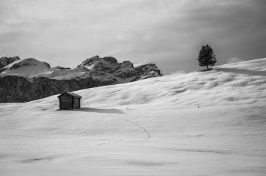 Karlı La Val, Alta Val Badia, Güney Tyrol manzaralı bir sahne. İtalya