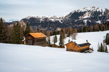 Karlı La Val, Alta Val Badia, Güney Tyrol manzaralı bir sahne. İtalya