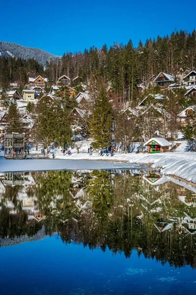 Kranjska Gora 'daki kış yansımaları ve peri masallarındaki evler. Slovenya