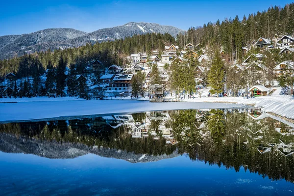Kranjska強羅の冬の反射やおとぎ話の家 スロベニア — ストック写真