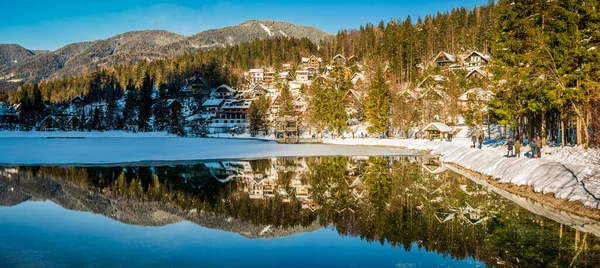 Kranjska強羅の冬の反射やおとぎ話の家 スロベニア — ストック写真