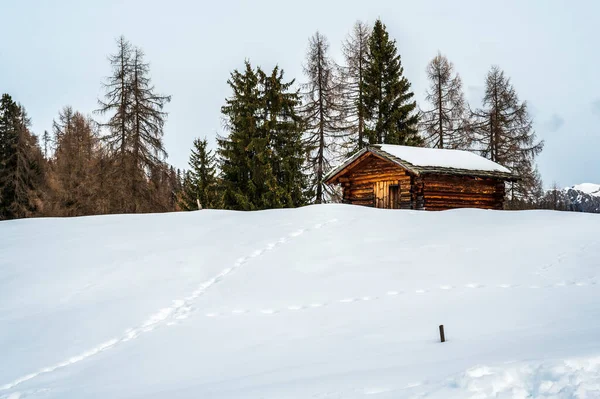 눈덮인 라발의 아름다운 이탈리아 바디아 — 스톡 사진