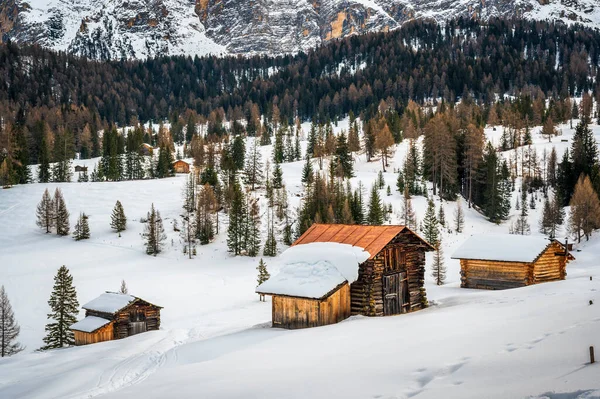 意大利南蒂罗尔Alta Val Badia的La Val雪地风景照片 — 图库照片