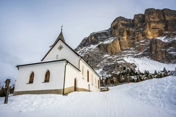 Kışın Alta Val Badia Val Köyü Dolomitlerle Çevrili — Stok fotoğraf