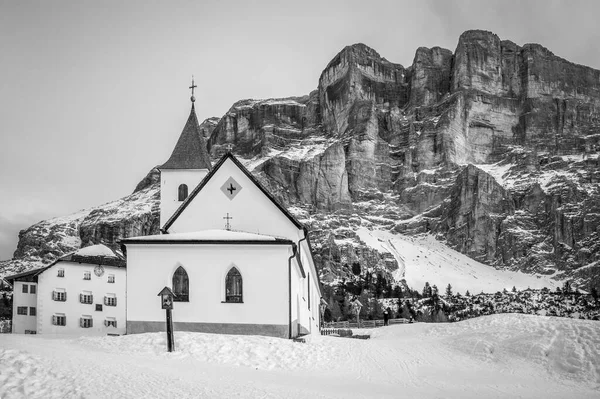 冬のアルタ ヴァル バディア ドロマイトに囲まれたラ ヴァルの村 — ストック写真