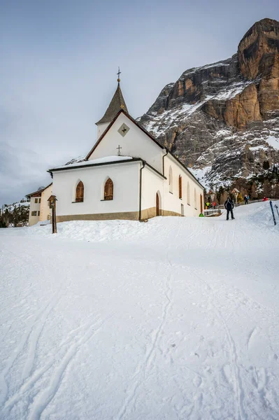阿尔塔 巴迪亚在冬天La Val村被Dolomites包围 — 图库照片