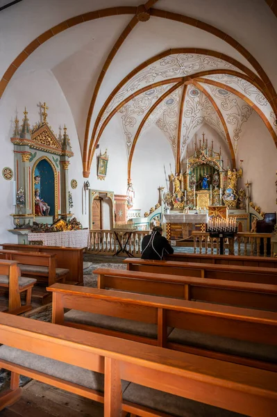 ドロマイトに囲まれたラ ヴァル村の教会の内部 — ストック写真