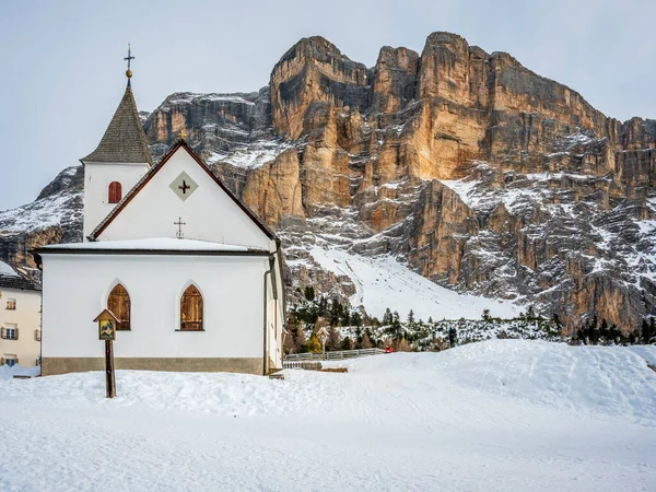 阿尔塔 巴迪亚在冬天La Val村被Dolomites包围 — 图库照片