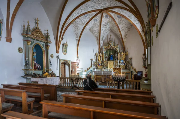 Val村教堂的内部被Dolomites包围 — 图库照片