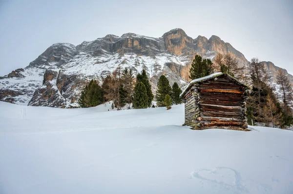 雪のラヴァル アルタ ヴァル バディア 南チロルの風光明媚なショット イタリア — ストック写真