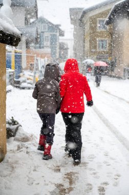 San Candido Caddesi, İtalya 'da kar üzerinde insanların manzaralı görüntüleri