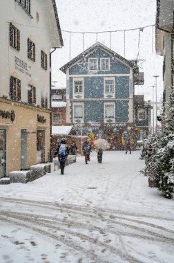 San Candido Caddesi, İtalya 'da kar üzerinde insanların manzaralı görüntüleri
