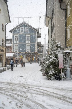 San Candido Caddesi, İtalya 'da kar üzerinde insanların manzaralı görüntüleri