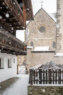 San Candido, İtalya 'daki antik katedralin manzaralı görüntüleri.