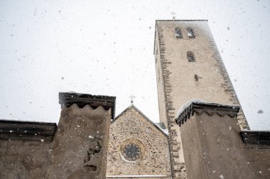 San Candido, İtalya 'daki antik katedralin manzaralı görüntüleri.