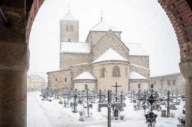 Eski Avrupa kentinde kış boyunca mezarlık, San Candido, İtalya