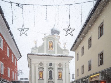 San Candido Caddesi, İtalya 'da kar manzarası