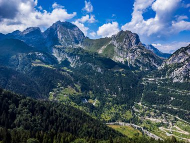 Güzel Casera Lavareit ve Coglians 'ın manzaralı çekimi, Udine bölgesi, İtalya