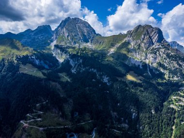 Güzel Casera Lavareit ve Coglians 'ın manzaralı çekimi, Udine bölgesi, İtalya