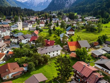 Güneşli bir günde güzel Valbruna 'nın manzarası.
