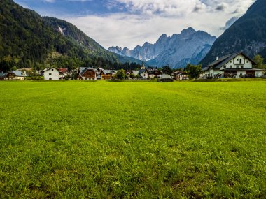 Güneşli bir günde güzel Valbruna 'nın manzarası.