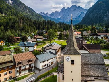 Güneşli bir günde güzel Valbruna 'nın manzarası.